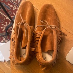 Size 11 Minnetonka moccasin fringe boot.